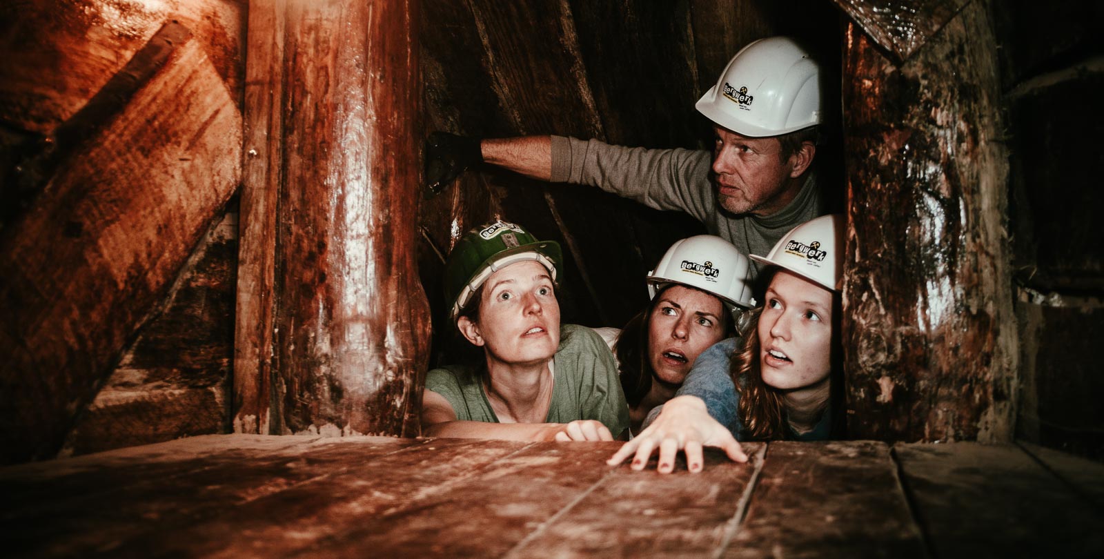 Eine Gruppe Menschen blickt ungläubig in den Tunnel im Bergwerk Adventure Escape Room
