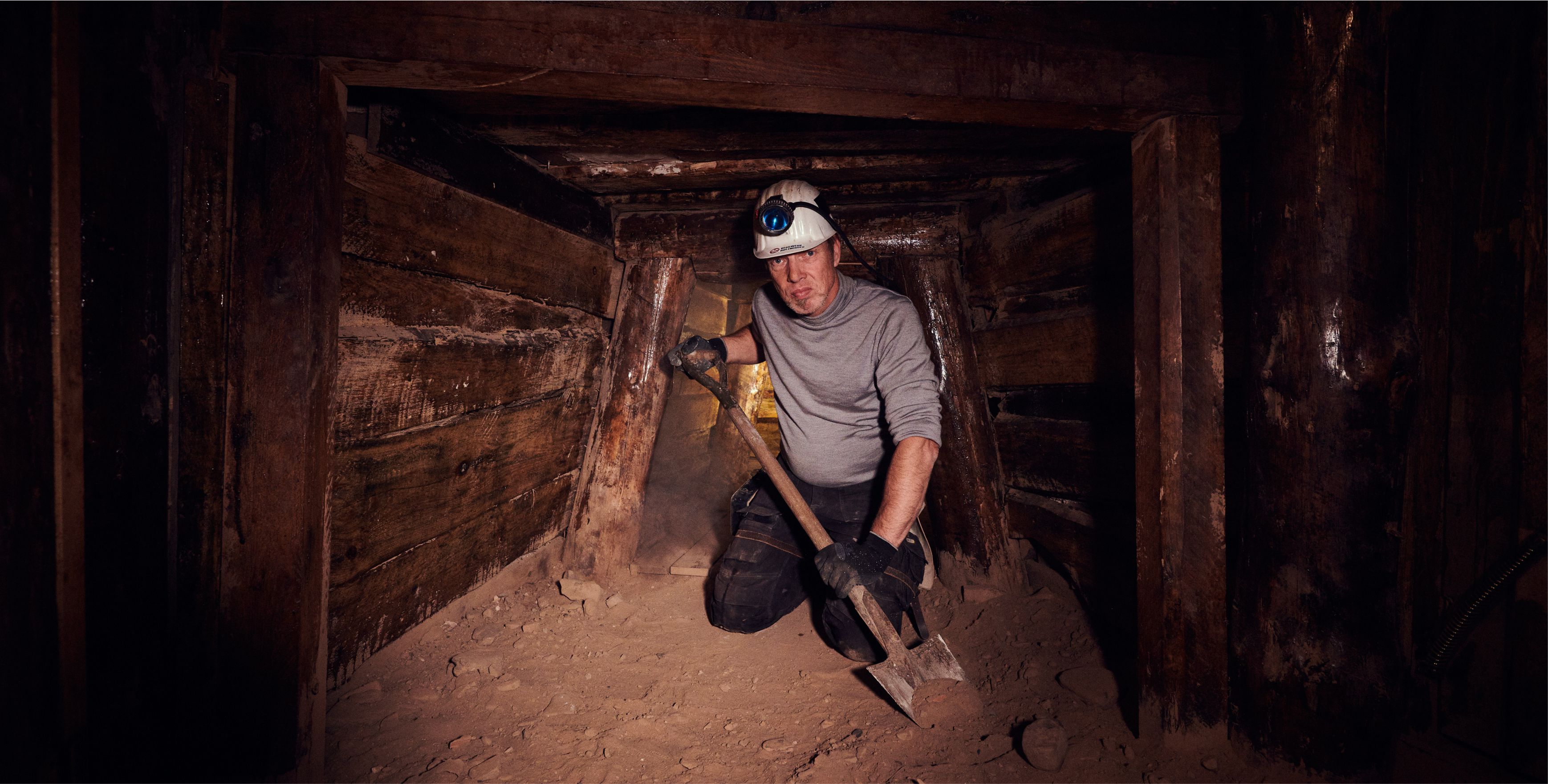 Eine Gruppe von Teilnehmern, die sich durch einen Schacht des Bergwerk Escape Room arbeiten.