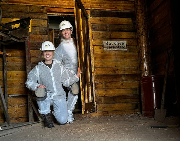 Zwei Frauen, die Schutzanz�ge und Helm tragen und aus der Mission kommen
